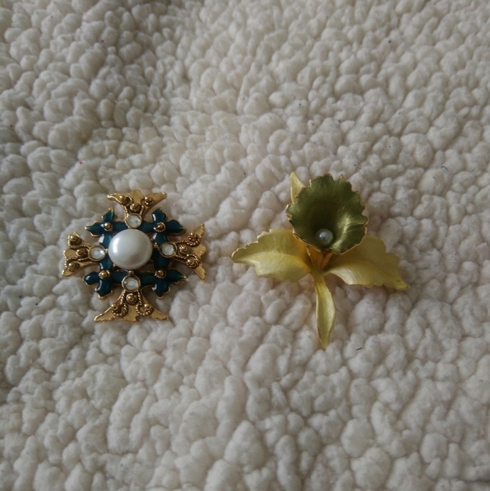 Two vintage brooches